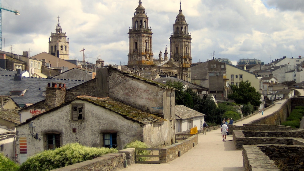 Blick auf die Kathedrale von Lugo in Galicien in Nordspanien. Im Vordergrund: die begehbare Stadtmauer.