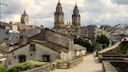 Blick auf die Kathedrale von Lugo in Galicien in Nordspanien. Im Vordergrund: die begehbare Stadtmauer.