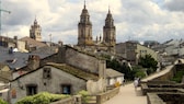 Blick auf die Kathedrale von Lugo in Galicien in Nordspanien. Im Vordergrund: die begehbare Stadtmauer.