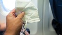 Muss der kranke Sitznachbar auf Forderung, eine Maske aufzusetzen, eingehen?