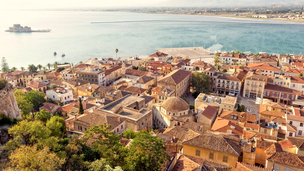 Die Hafenstadt Nafplio auf der Peleponnes erinnert an Urlaubsorte in Italien