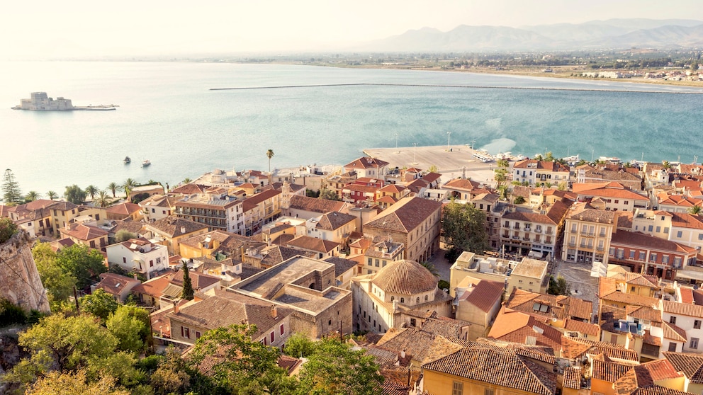 Die Hafenstadt Nafplio auf der Peleponnes erinnert an Urlaubsorte in Italien