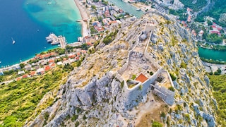 Über der Stadt Omiš erhebt sich eine Festungsruine, die man bescuhen kann