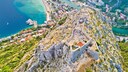 Über der Stadt Omiš erhebt sich eine Festungsruine, die man bescuhen kann