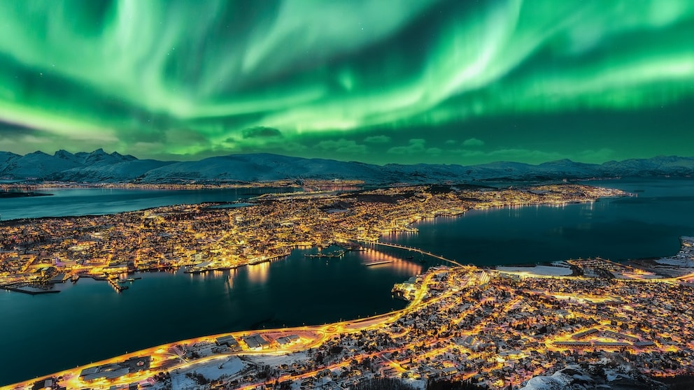 Über Tromsø kann man regelmäßig die Aurora Borealis, auch als Nordlichter bekannt, beobachten