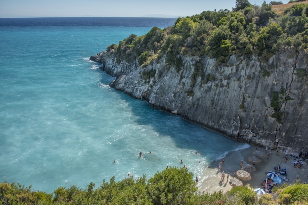 Das Wasser am Xigia Beach hat einen besonders hohen Schwefelanteil, was besonders gut für die Haut sein soll
