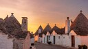 Die Trulli genannten Steinhäuser von Alberobello haben den Ort weltweit berühmt gemacht. Tatsächlich wohnen in ihnen auch heute noch Menschen