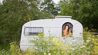 Frau im Camper