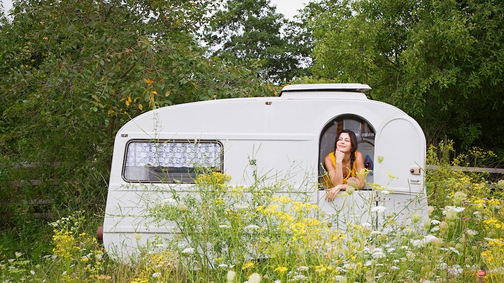 Frau im Camper
