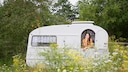 Frau im Camper