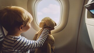 Das Fliegen mit Kids kann ziemlich anstrengend sein. Aber wer gut vorbereitet ist, kann so manche stressige Situation vermeiden.