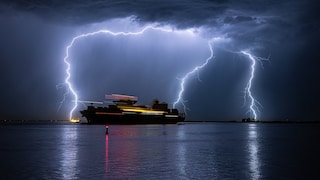 Schiffe ziehen Gewitter sozusagen an