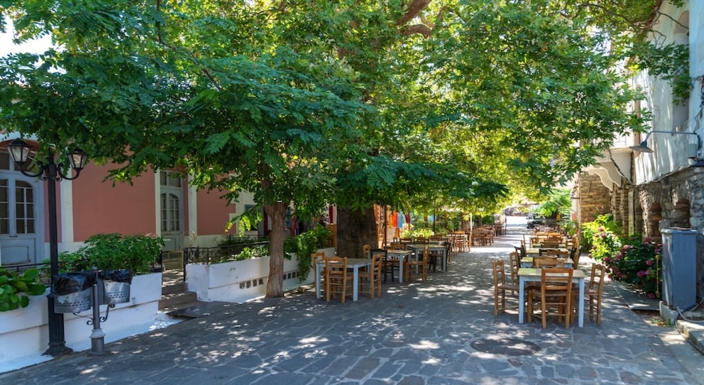 During the day, the streets of the mountain village Christos Raches are deserted