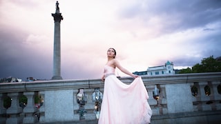 Frau in Abendrobe in London