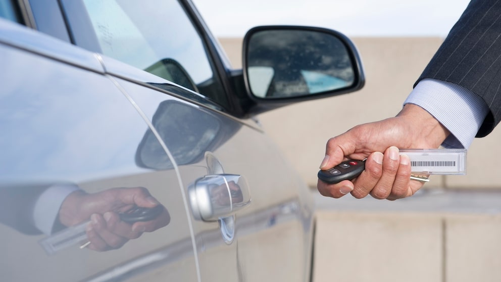 Unseriöse Mietwagenanbieter wollen Reisenden für Autos häufig unnötige Zusatzversicherungen andrehen.