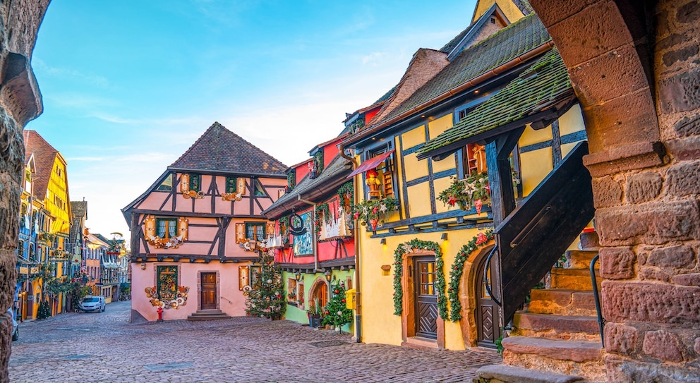 Den Weihnachtsschmuck gibt es in Riquewihr ganzjährig zu kaufen