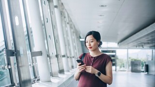 Schwangere sollten sich vor dem Fliegen mit den Richtlinien der jeweiligen Fluggesellschaft vertraut machen