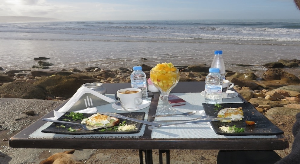 Das Fr&uuml;hst&uuml;ck gibt es in Taghazout direkt am Meer