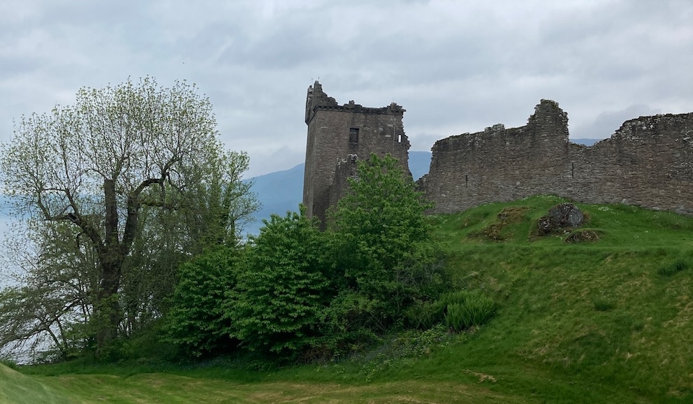 Urquhart Castle liegt direkt am Loch Ness