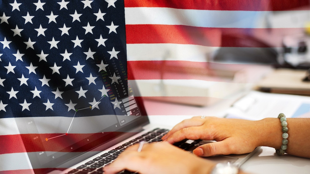 USA-Flagge hinter Laptop