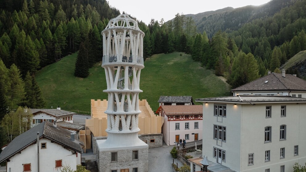 Der weiße Turm mit dem Namen „Tor Alva“ in Mulegns ist das höchste 3D-gedruckte Bauwerk der Welt