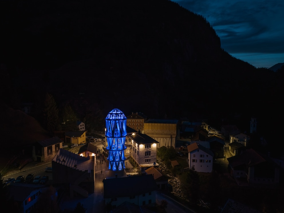 Der „Weisse Turm von Mulegns“ lässt das kleine 12-Seelen Dorf in neuem Glanz erstrahlen