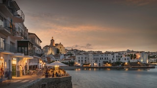 Blick auf den Hafen von Cadaqués im Abendlicht