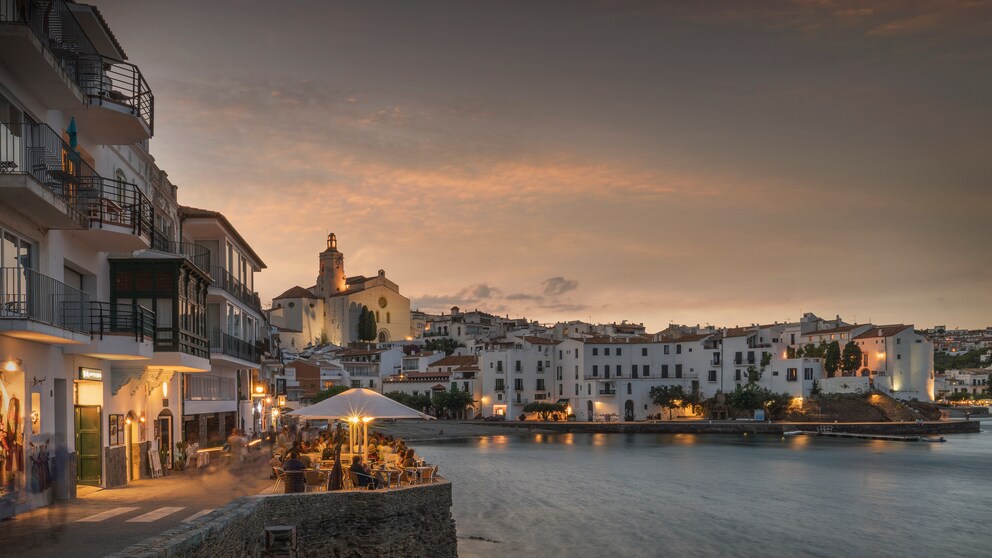 Blick auf den Hafen von Cadaqués im Abendlicht