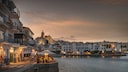 Blick auf den Hafen von Cadaqués im Abendlicht