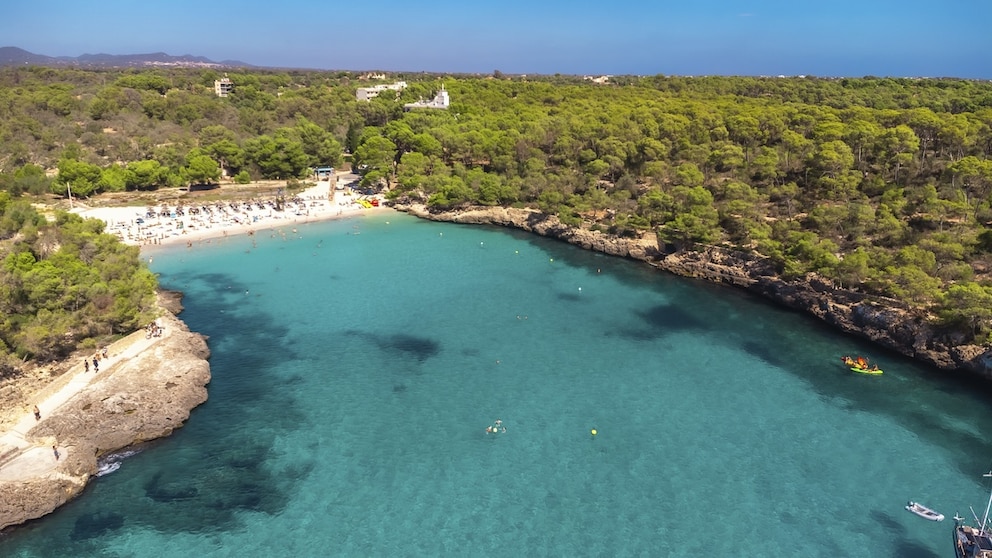 Die meisten sauberen Strände, die mit einer „Blauen Flagge“ ausgezeichnet wurden, liegen in Spanien. Einer davon ist die Cala S'Amarador