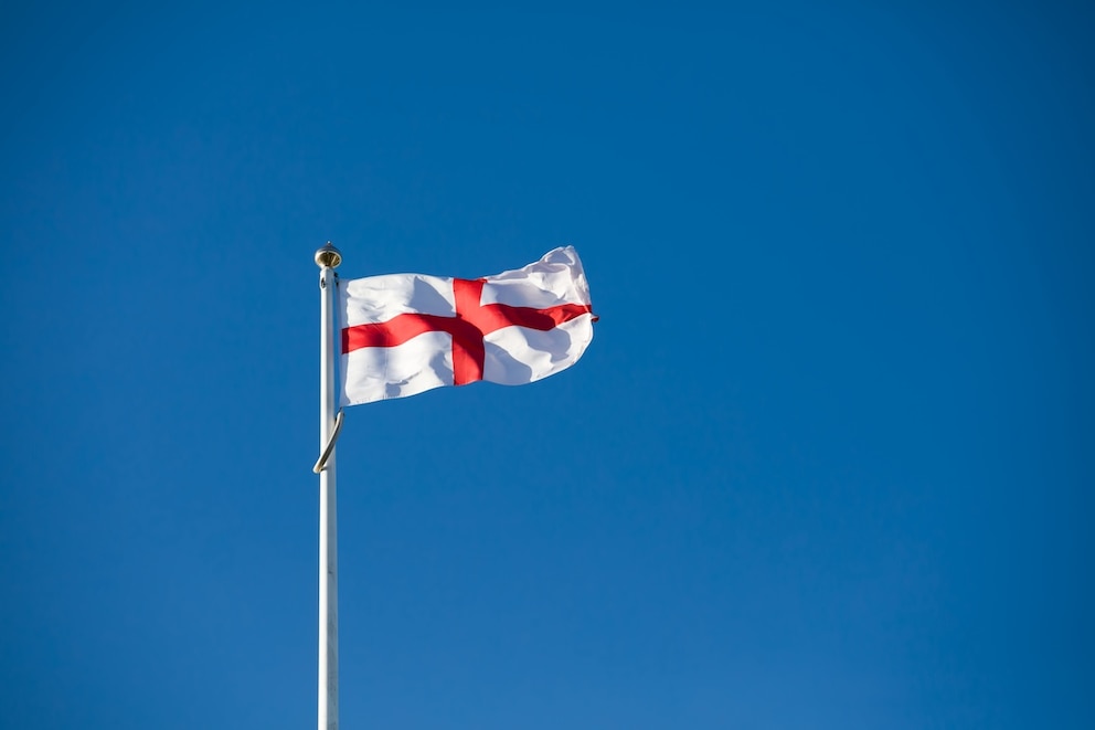 Die englische Flagge (St. George's Cross) ist ein rotes Kreuz auf weißem Grund