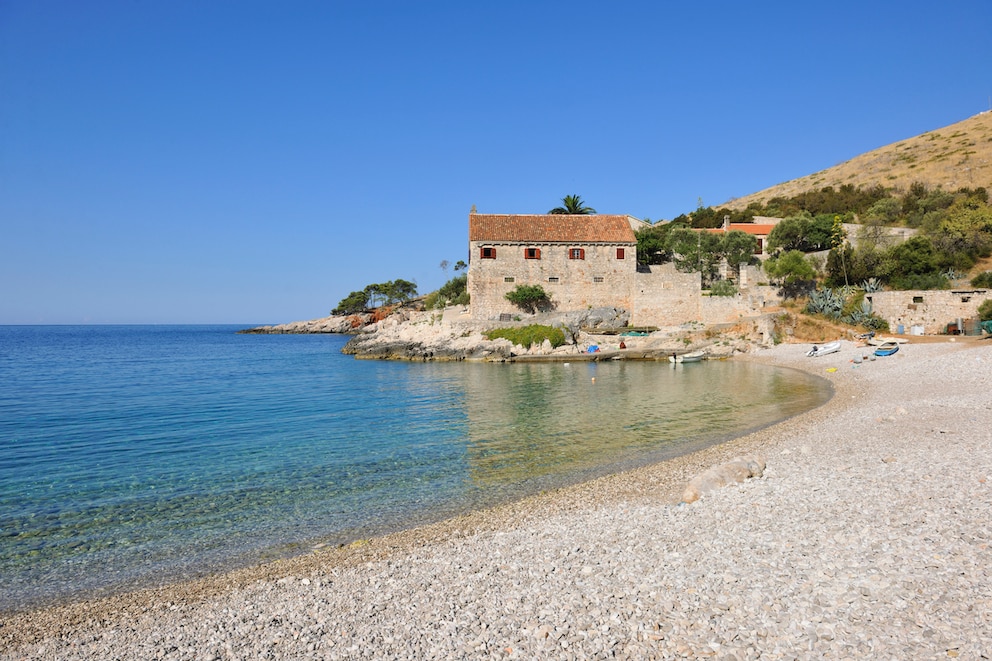 Auf Hvar gibt es viele schöne Strände mit glasklarem Wasser