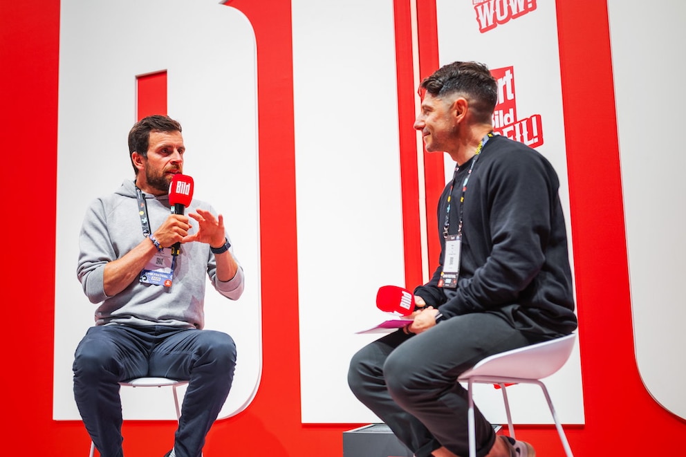 Der deutsche Extremsportler Jonas Deichmann und der Co-Founder und Chefredakteur von TRAVELBOOK, Nuno Alves auf dem OMR Festival in Hamburg