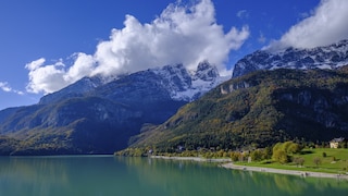 Der Lago Molveno liegt eingebettet zwischen den Brenta-Dolomiten und dem Paganella-Bergmassiv