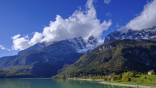 Der Lago Molveno liegt eingebettet zwischen den Brenta-Dolomiten und dem Paganella-Bergmassiv