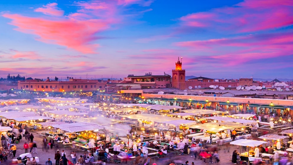 Der Marktplatz Jemaa El Fnaa in Marrakech ist bei einem Urlaub in Marokko mit Vorsicht zu genießen
