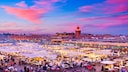 Der Marktplatz Jemaa El Fnaa in Marrakech ist bei einem Urlaub in Marokko mit Vorsicht zu genießen