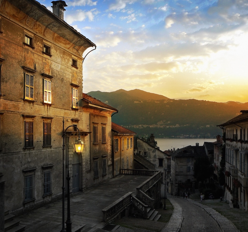 Die malerischen Sonnenuntergänge in Orta San Giulio mit Blick auf den Ortasee sind definitiv eine Reise wert
