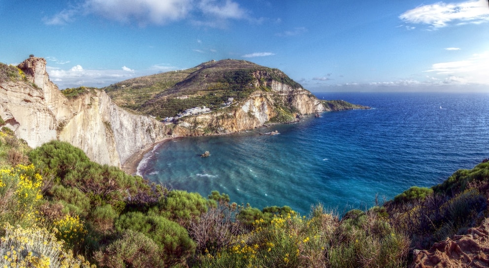 Trotz ihrer bescheidenen Größe hat Ponza ganz schön viel zu bieten