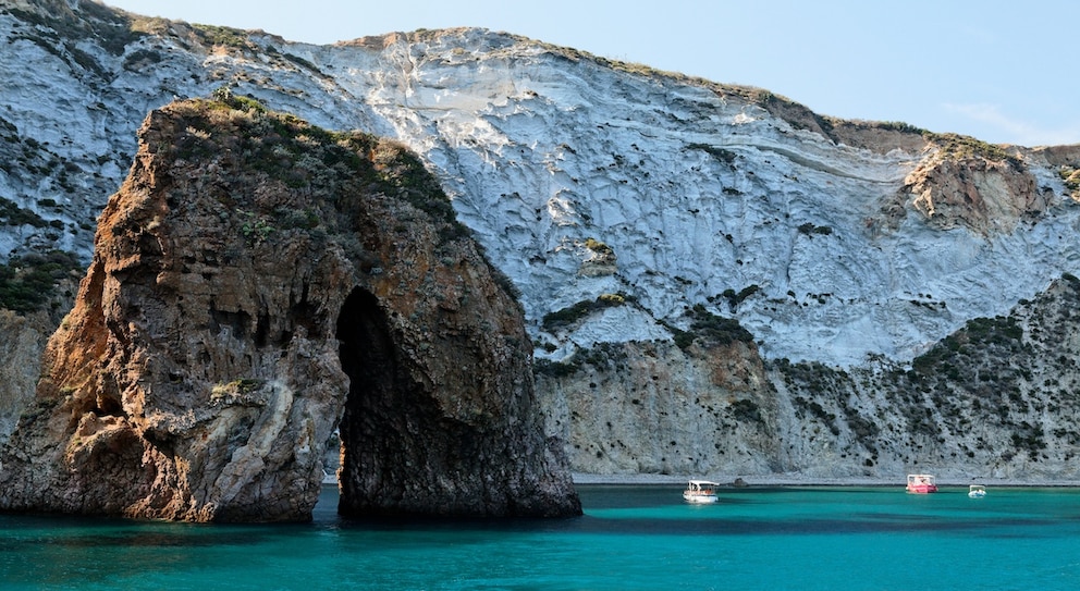Die Küste der Insel Ponza ist ein echtes Highlight