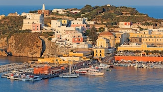 Auf Ponza gibt es traumhaft schöne Badebuchten und Strände. Einige davon sind nur mit dem Boot zu erreichen.