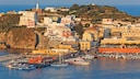 Auf Ponza gibt es traumhaft schöne Badebuchten und Strände. Einige davon sind nur mit dem Boot zu erreichen.