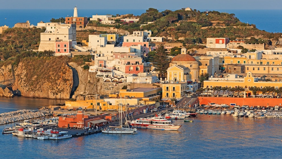 Auf Ponza gibt es traumhaft schöne Badebuchten und Strände. Einige davon sind nur mit dem Boot zu erreichen.