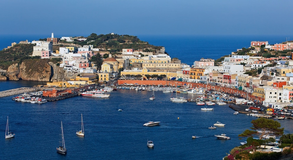 Die Hafen der Inselhauptstadt Ponza ist ein guter Spot für ein Dinner