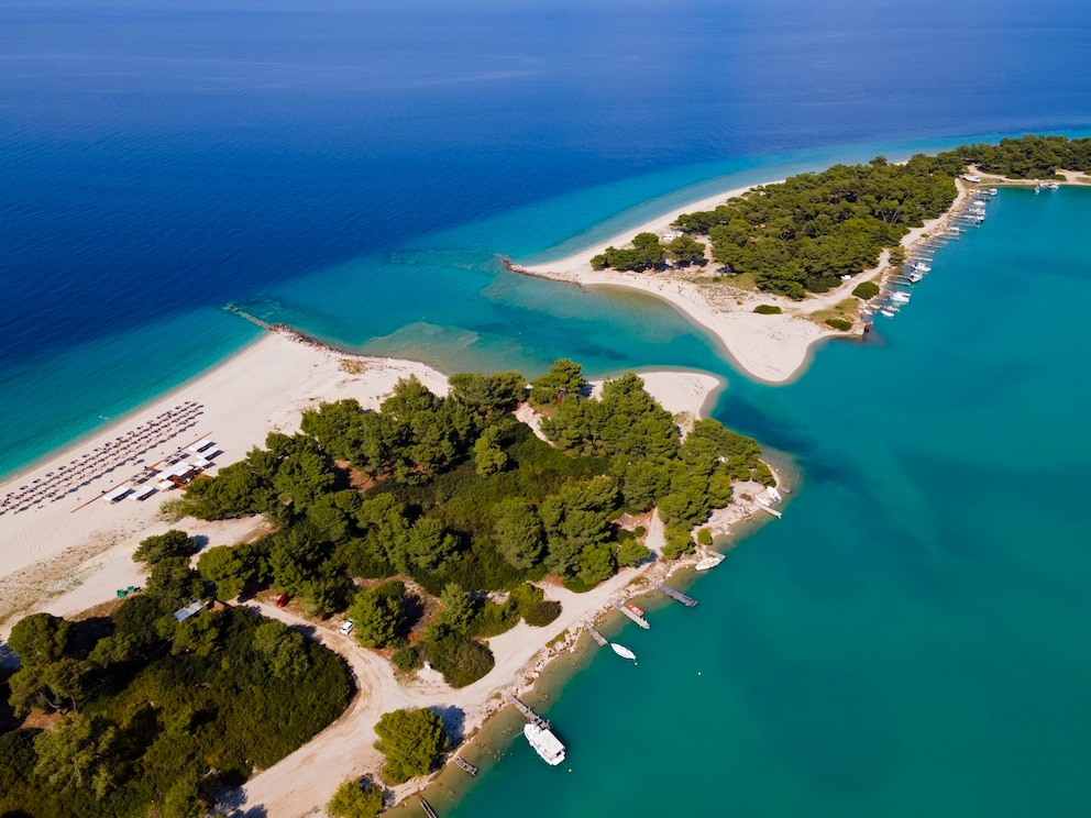 Der Lagunenstrand von Port Glarokavos auf Chalkidiki in Griechenland ist der beste Strand Europas