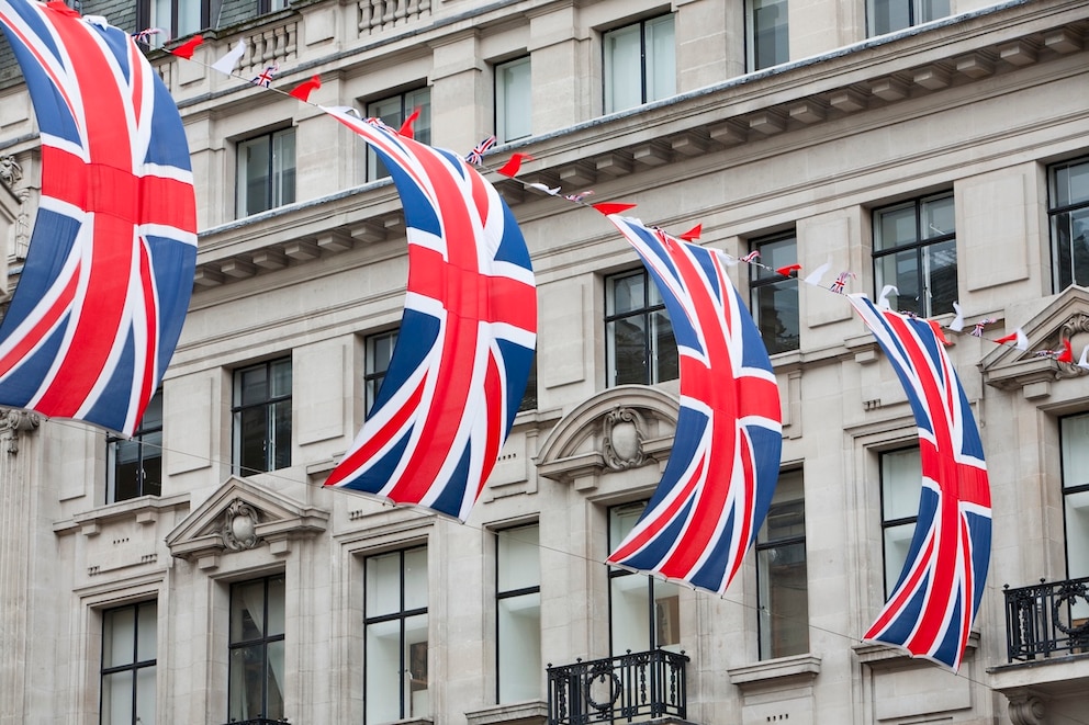 Die Flagge des Vereinigten Königreichs Großbritannien und Nordirland, auch Union Jack genannt, ist eine Überlagerung der Flaggen von England, Schottland und Nordirland