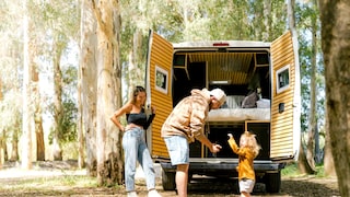 Familie mit Campervan