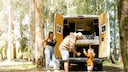 Familie mit Campervan