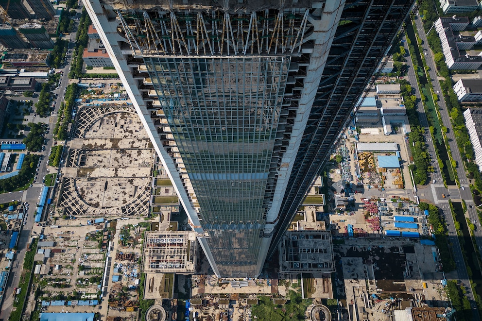 Schwindelerregend: Der Blick an der Fassade des Goldin Finance 117 hinunter
