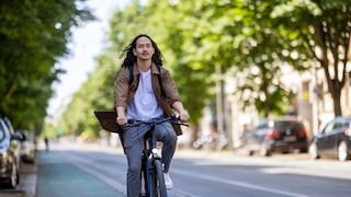 Mann auf Fahrrad in Berlin